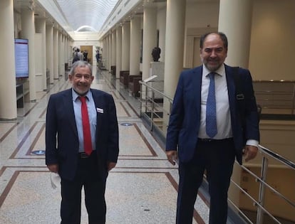 El presidente de la Comisión Islámica de España, Aiman Adlbi, con el senador socialista Baldomero Espinosa en el Senado el 26 de mayo de 2021.