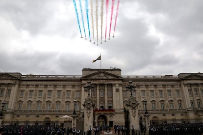 La familia real británica en el balcón de Buckingham Palace durante la exhibición aérea de la Royal Air Force. 