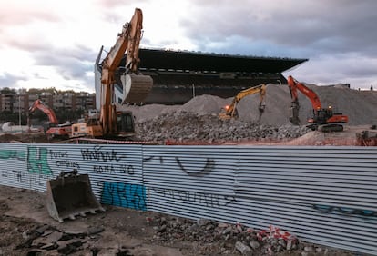 Las nuevas viviendas, parques y locales comerciales podrían comenzar a construirse una vez que finalicen los trabajos de urbanización del ámbito, a finales de 2021. En la imagen, obras de demolición del estadio Vicente Calderón, el pasado noviembre.