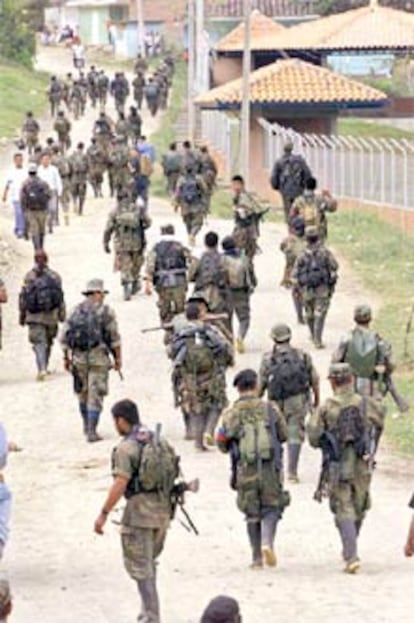 Imagen de efectivos de las FARC entrando en un pueblo colombiano.