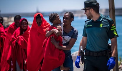 Llegada de inmigrantes hoy al Puerto de Motril (Granada).