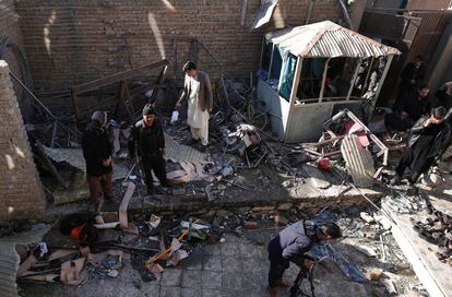 Daños en el escenario del atentado suicida en Kabul (Afganistán).