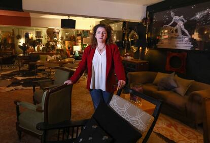 Iraida Domecq, en su tienda de antigüedades donde organiza charlas y talleres.