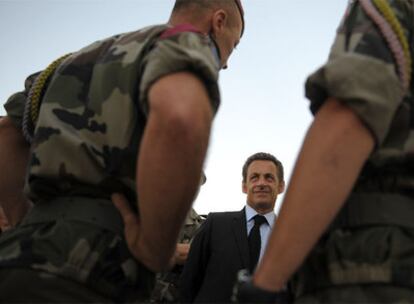 El presidente francés, Nicolas Sarkozy, conversa con soldados del regimiento en el que servían los 10 fallecidos.