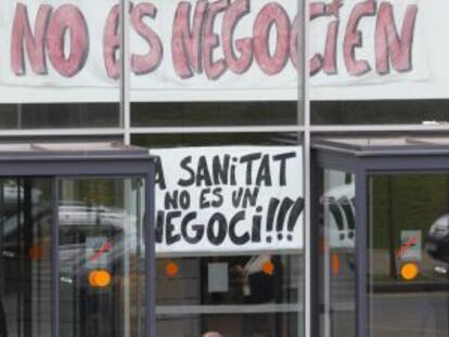 Pancartas en contra de los recortes sanitarios en el Hospital de Sant Pau.