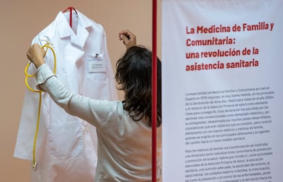 Una doctora prepara la inauguración del congreso de la Sociedad Española de Medicina de Familia y Comunitaria (semFYC) de 2023 en San Sebastián. 