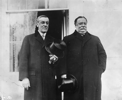 El presidente saliente, Howard Taft, y el presidente entrante, Woodrow Wilson, posan durante la sesión investidura el 4 de marzo de 1913. Wilson ocupó el cargo de presidente durante dos mandatos (de 1913 a 1921), marcados por la  I Guerra Mundial. 