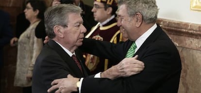 El socialista José Luis Corcuera saluda el viernes al presidente del Congreso, Jesús Posada (PP).