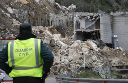 Un agente de la Guardia Civil observa el corrimiento de tierras en Cortes de Pallás.