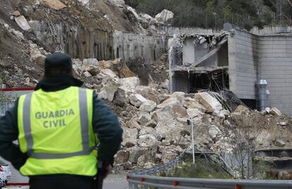 Un agente de la Guardia Civil observa el corrimiento de tierras en Cortes de Pall&aacute;s.