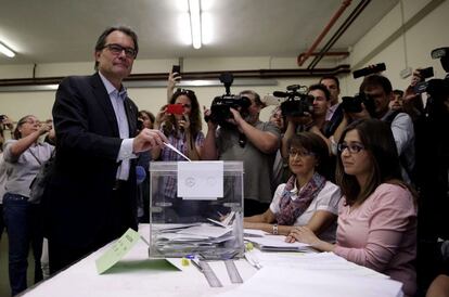 El president de la Generalitat, Artur Mas, votant aquest diumenge.