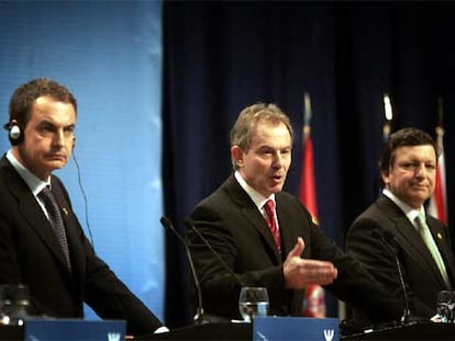 De izquierda a derecha, José Luis Rodríguez Zapatero, Tony Blair y José Manuel Durão Barroso, durante la rueda de prensa final de la cumbre.