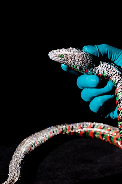 Con 57 centímetros de largo, una estructura articulada y un pavé de 2.473 diamantes que requirió miles de horas de trabajo, el ya mítico collar de serpiente que María Félix encargó a Cartier en 1968.