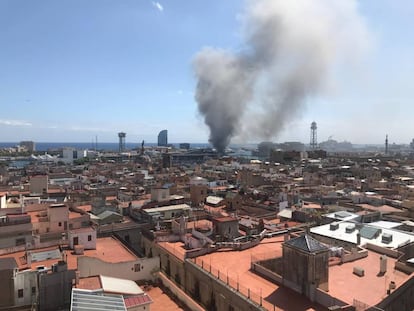 Columna de humo por un incendio en el Puerto de Barcelona.
