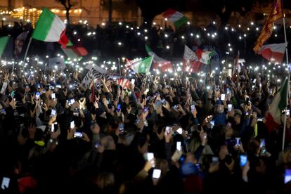 Una multitud protesta contra el certificado digital covid-19 de la Unión Europea, obligatorio en el Italia para entrar en cualquier espacio laboral público y privado desde el pasado 15 de octubre, este sábado en Roma.
