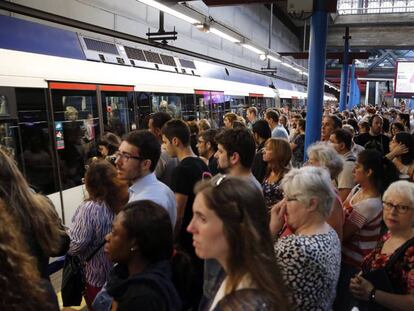 Viajeros esperando esta mañana en la estación de metro de Príncipe Pío.