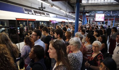 Viajeros esperando esta mañana en la estación de metro de Príncipe Pío.