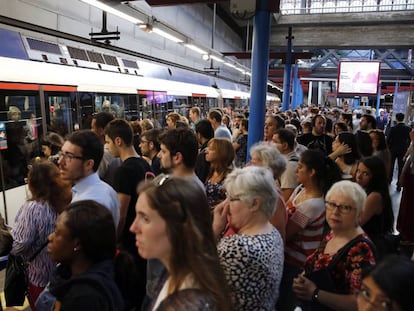 Viajeros esperando en la estación de metro de Príncipe Pío (Madrid).