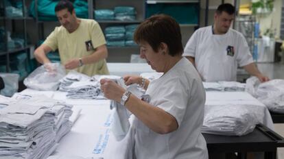 Una imagen de archivo del servicio de lencería del Hospital La Paz.