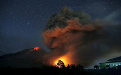 En la fotografía, la lava fluye del volcán Sinabung, en Indonesia, durante su erupción en junio pasado.