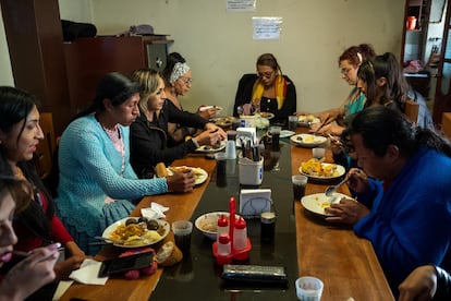 Cada da acuden a comer ms de una decena de mujeres trans a La Casita. La organizacin les cobra un precio simblico de 5 bolivianos, poco ms de cincuenta cntimos de euro. Siempre preside la mesa Luna Humrez activista y directora de la Organizacin de Travestis, Transgneros y Transexuales Femeninas de Bolivia (Otraf), la organizacin que gestiona el proyecto. Ella ha impuesto unas normas muy estrictas en La Casita, que en poco tiempo les ha llevado del rechazo a la aceptacin del vecindario. Hace unos meses que no quedan fondos para el sueldo de la cocinera. Ahora, las chicas se turnan de forma voluntaria el trabajo en la cocina. Hoy le toca a Dbora: "Es una forma de devolverle a la casita y a la comunidad el apoyo que nos han dado".