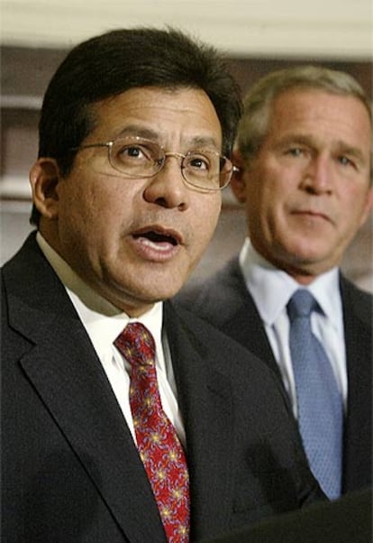 Alberto Gonzales,  tras su nombramiento como ministro de Justicia.