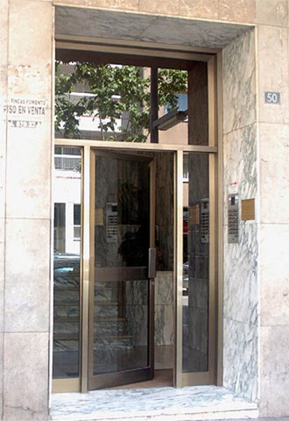 Portal de la vivienda de Granollers (Barcelona), donde fue hallada ayer muerta la chica magrebí de 26 años.