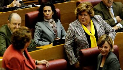 Milagrosa Mart&iacute;nez, con pa&ntilde;uelo amarillo, en 2012 con otros tres diputados populares de las Cortes Valencianas que han dimitido imputados por corrupci&oacute;n: David Serra, Ang&eacute;lica Such y Sonia Castedo.