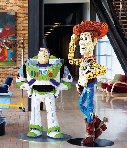 A la entrada del estudio de animación Pixar reciben dos figuras construidas en Lego de los protagonistas de la película 'Toy Story' (derecha).