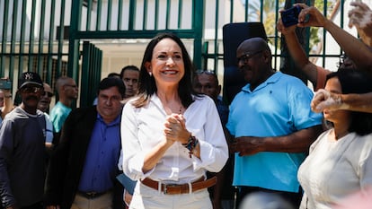 Maria Corina Machado saluda a simpatizantes frente a la sede de su partido, en enero de 2024.