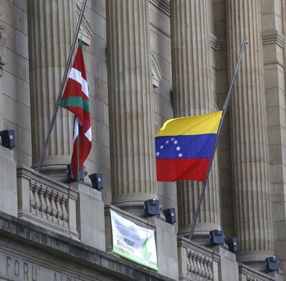 La bandera de Venezuela y la Ikurriña en la diputacion de Gipuzkoa.