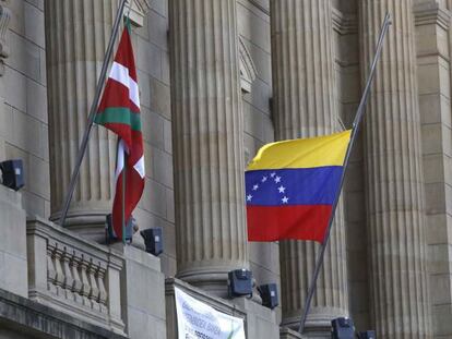 La bandera de Venezuela y la Ikurriña en la diputacion de Gipuzkoa.