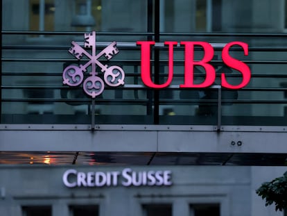 Logos de Credit Suisse y UBS, en Zúrich.