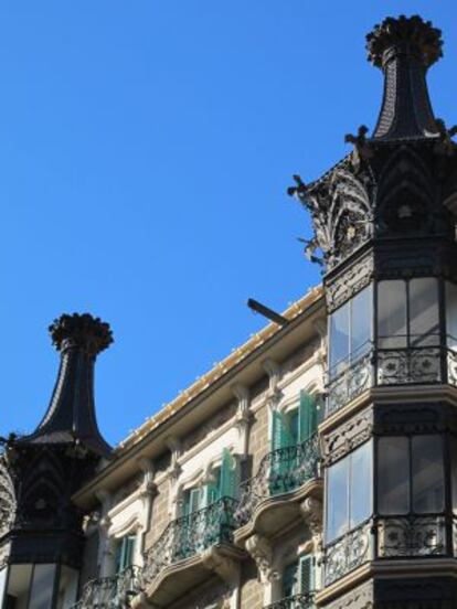 Tribunas coronadas con torres metálicas en la Casa Santurce, en el barrio barcelonés de la Concepció.