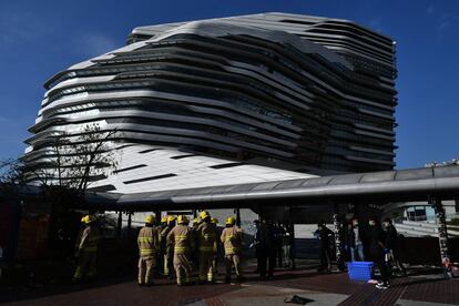 Un grupo de bomberos trabajan en el campus de la Universidad Politécnica de Hong Kong, este martes.