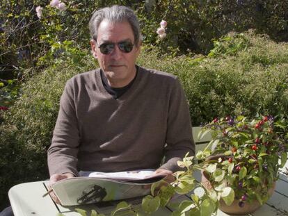 Paul Auster, en el jard&iacute;n de su casa en Nueva York. 