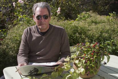 Paul Auster, en el jard&iacute;n de su casa en Nueva York. 