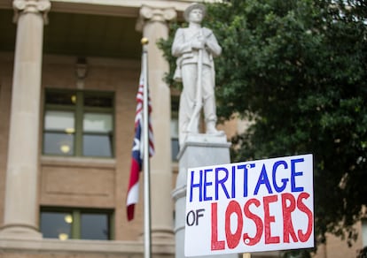 Protesta contra la estatua de un soldado confederado en Georgetown, Texas.