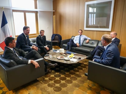Pedro Sánchez, Mark Rutte, Emmanuel Macron, Kyriakos Mitsotakis, Olaf Scholz y Donald Tusk, en una reunión informal sobre el reparto de cargos institucionales de la UE en Bruselas.