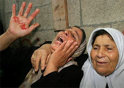 Dos familiares de un militante de Yihad Islámica lloran durante el funeral de éste, celebrado ayer en Gaza.
