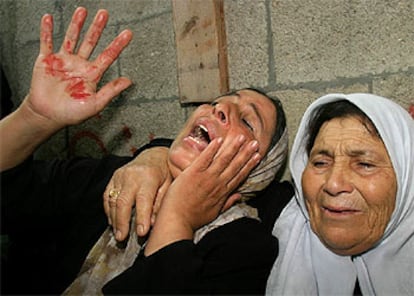 Dos familiares de un militante de Yihad Islámica lloran durante el funeral de éste, celebrado ayer en Gaza.
