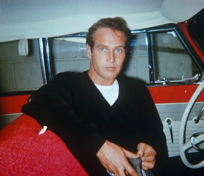 Paul Newman en los años sesenta. La cara de sorpresa del actor tiene su historia. La imagen fue tomada por Art Zelin, un importante fotógrafo de celebridades. Zelin iba paseando con su familia por la calle cuando vio a Newman en un coche. Sacó la cámara y disparó. Este es el resultado.