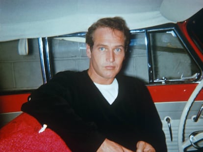 Paul Newman en los años sesenta. La cara de sorpresa del actor tiene su historia. La imagen fue tomada por Art Zelin, un importante fotógrafo de celebridades. Zelin iba paseando con su familia por la calle cuando vio a Newman en un coche. Sacó la cámara y disparó. Este es el resultado.