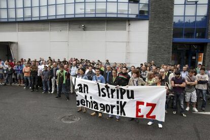 Los trabajadores de Aratadi se concentraron ayer en memoria de su compañero fallecido, Gorka Ramos.