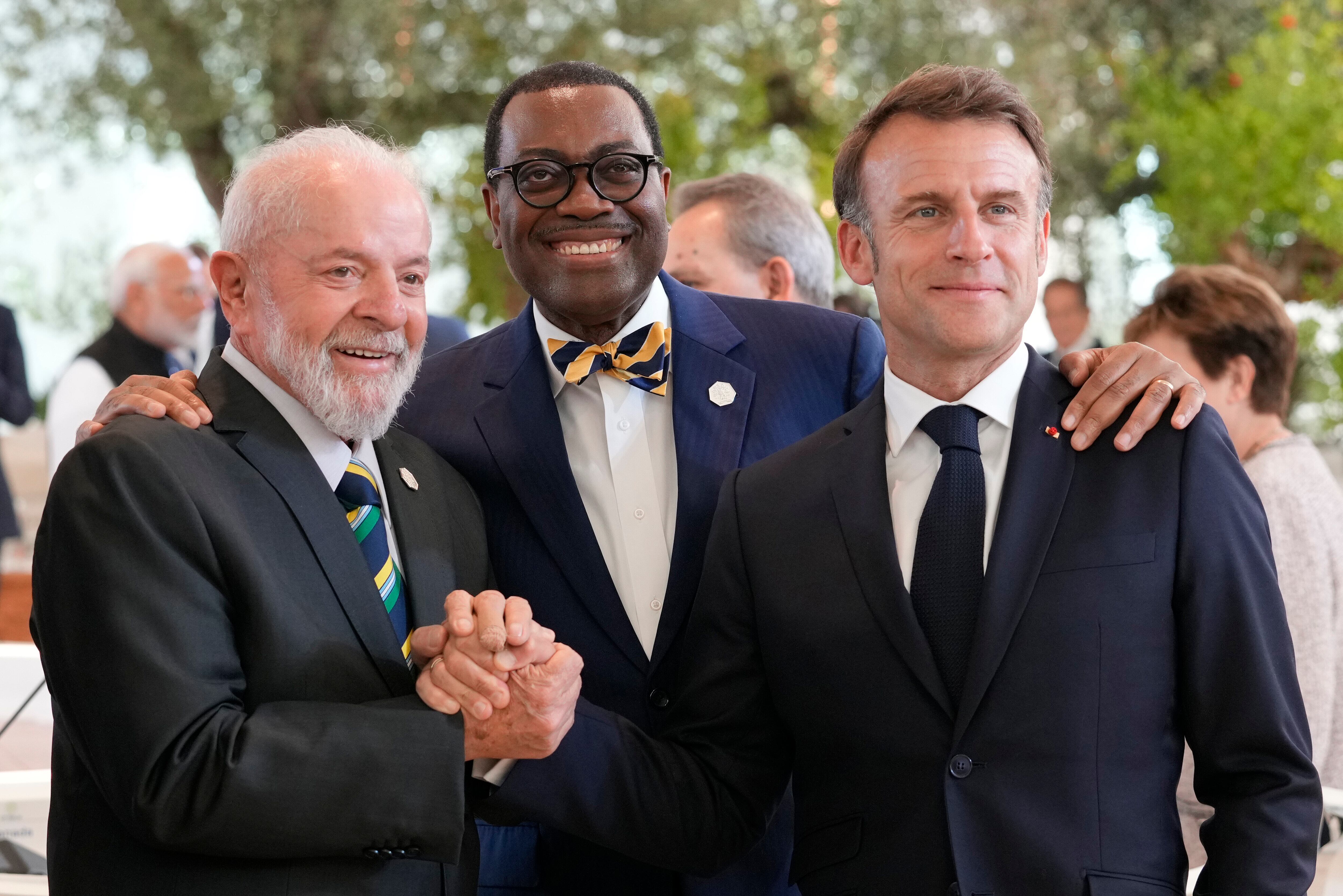 Desde la izquierda, Luiz Inácio Lula da Silva, presidente de Brasil; Akinwumi Adesina, presidente del Banco Africano de Desarrollo, y Emmanuel Macron, presidente de Francia, en la segunda jornada del G-7, celebrada en Savelletri.