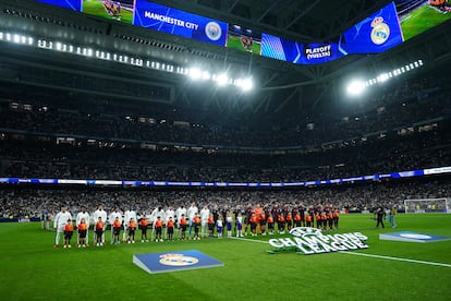 Vista general del estadio Santiago Bernabéu antes del comienzo del partido, con los equipos en formación.