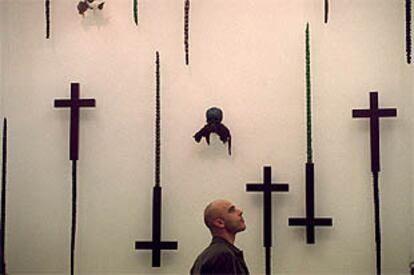 Instalación con cruces y calaveras recubiertas de caparacones d escarabajos, de Jan Fabre.