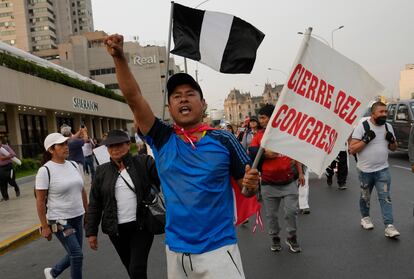 Simpatizantes del expresidente Pedro Castillo se manifiestan en Lima.