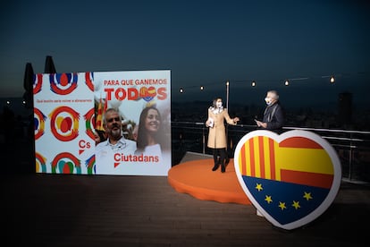 La presidenta de Ciudadanos, Inés Arrimadas, y el candidato de Cs a la Presidencia de la Generalitat, Carlos Carrizosa, en el acto de inicio de la campaña electoral para los comicios del 14 de febrero, en Barcelona.