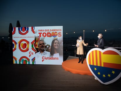 La presidenta de Ciudadanos, Inés Arrimadas, y el candidato de Cs a la Presidencia de la Generalitat, Carlos Carrizosa, en el acto de inicio de la campaña electoral para los comicios del 14 de febrero, en Barcelona.